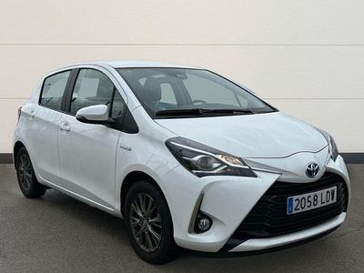 Usado Toyota Yaris Hybrid Active 100 CV (73 kW) 2020 Blanco Berlina
