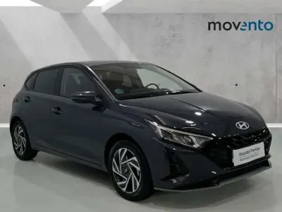 Usado Hyundai i20 101 CV (74 kW) 2025 Gris Utilitario
