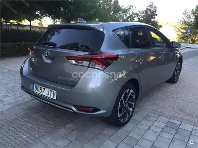 Usado Toyota Auris Hybrid 136 CV (100 kW) 2016 Gris / plata Berlina