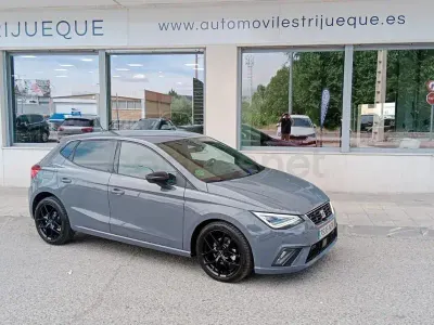 Usado Seat Ibiza FR 115 CV (84 kW) 2025 Gris / plata Utilitario