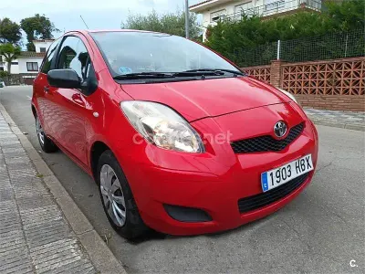 Usado Toyota Yaris Live 69 CV (50 kW) 2011 Rojo Utilitario