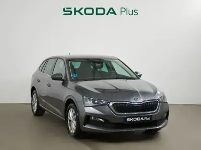 Usado Skoda Scala Ambition 95 CV (69 kW) 2022 Gris Utilitario