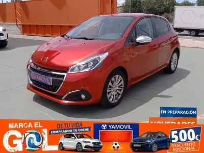 Usado Peugeot 208 Signature Sky 83 CV (61 kW) 2019 Rojo Utilitario
