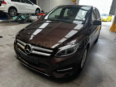 Usado Mercedes B220 AMG line 177 CV (130 kW) 2016 Marrón Utilitario