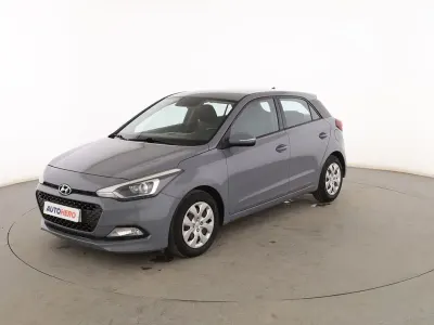 Usado Hyundai i20 85 CV (62 kW) 2015 Gris Berlina