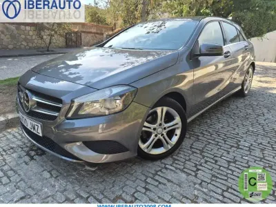 Usado Mercedes A180 Style 109 CV (80 kW) 2015 Gris / plata Utilitario