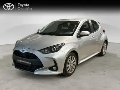 Usado Toyota Yaris Hybrid Active 116 CV (85 kW) 2022 Gris Berlina