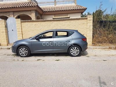 Usado Seat Leon Reference 105 CV (77 kW) 2015 Gris / plata Berlina