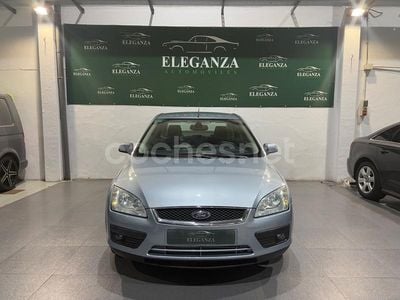 Begagnad Ford Focus Ghia 136 HK (100 kW) 2005 Blå Sedan