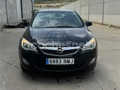 Używany Opel Astra Excellence 110 KM (80 kW) 2011 Czarny Sedan/Limuzyna