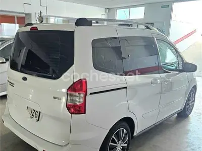 Usado Ford Tourneo Courier Sport 100 CV (73 kW) 2017 Blanco Monovolumen