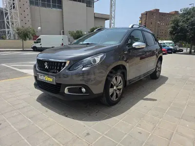 Usado Peugeot 2008 Style 100 CV (73 kW) 2018 Gris / plata SUV