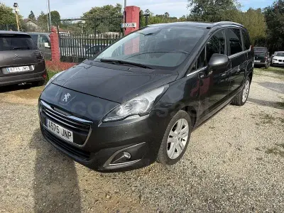 Usado Peugeot 5008 Style 120 CV (88 kW) 2016 Gris / plata Monovolumen