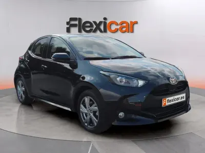 Usado Toyota Yaris Hybrid Active 116 CV (85 kW) 2025 Negro Berlina