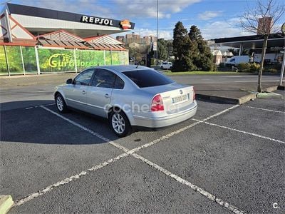 Usado VW Passat Highline 130 CV (95 kW) 2004 Gris / plata Familiar