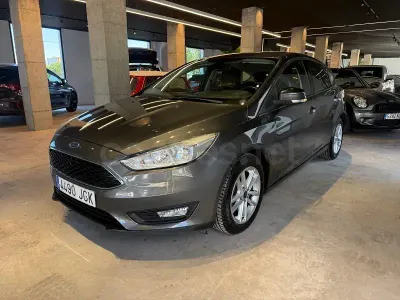 Usado Ford Focus Trend 125 CV (91 kW) 2015 Gris / plata Berlina
