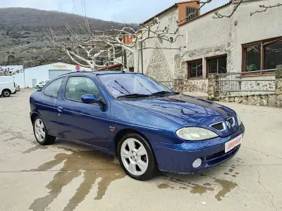 Usado Renault Mégane Coupé Dynamique 140 CV (102 kW) 2001 Azul Coupe