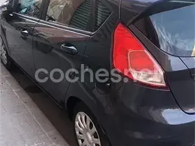 Usado Ford Fiesta Trend 82 CV (60 kW) 2014 Gris / plata Utilitario