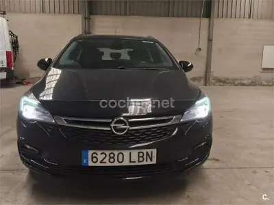 Usado Opel Astra Selective 110 CV (80 kW) 2019 Negro Familiar