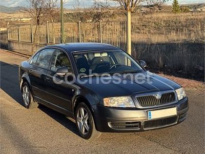 Usado Skoda Superb 105 CV (77 kW) 2007 Gris / plata Berlina