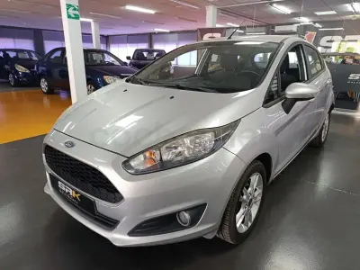 Usado Ford Fiesta Trend 82 CV (60 kW) 2016 Gris / plata Utilitario