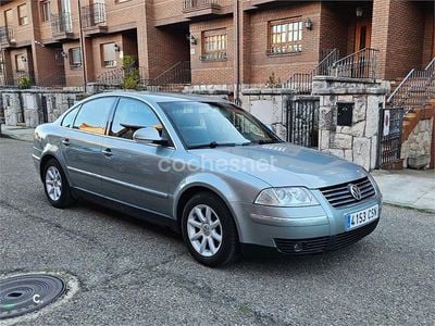 Usado VW Passat Highline 130 CV (95 kW) 2004 Gris / plata Berlina