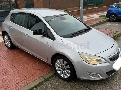Usado Opel Astra Enjoy 110 CV (80 kW) 2011 Gris / plata Berlina