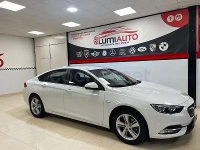 Usado Opel Insignia Selective 140 CV (102 kW) 2018 Blanco Berlina