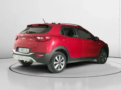 Usado Kia Stonic 101 HP (74 kW) 2022 Vermelho SUV