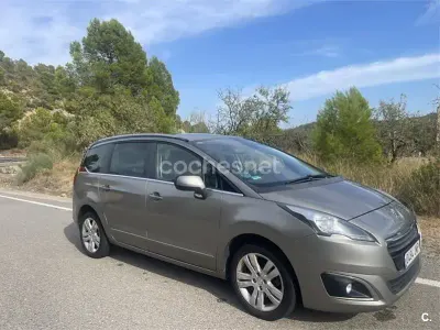 Usado Peugeot 5008 Style 130 CV (95 kW) 2016 Beige Monovolumen