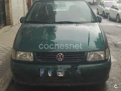 Usado VW Polo 50 CV (36 kW) 1999 Verde Berlina