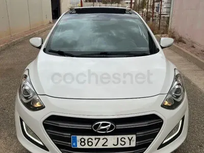 Usado Hyundai i30 110 CV (80 kW) 2016 Blanco Berlina