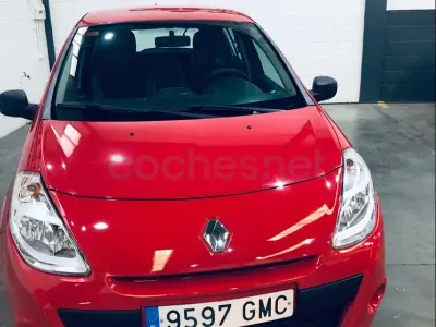 Begagnad Renault Clio II Business 70 HK (51 kW) 2009 Röd Sedan