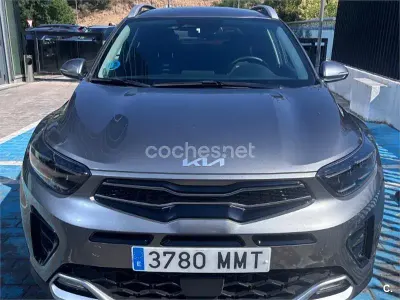 Usado Kia Stonic GT-Line 120 CV (88 kW) 2024 Gris / plata SUV