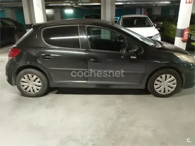 Usado Peugeot 207 70 CV (51 kW) 2010 Negro Berlina