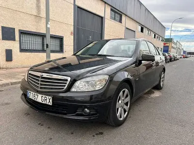 Usado Mercedes C200 Elegance 136 CV (100 kW) 2010 Negro Berlina
