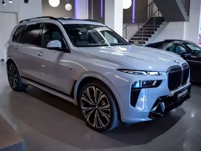 Używany BMW X7 M Sport 352 KM (258 kW) 2025 Szary SUV
