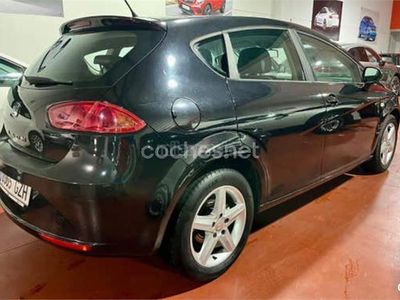 Usado Seat Leon Style 105 CV (77 kW) 2010 Negro Utilitario