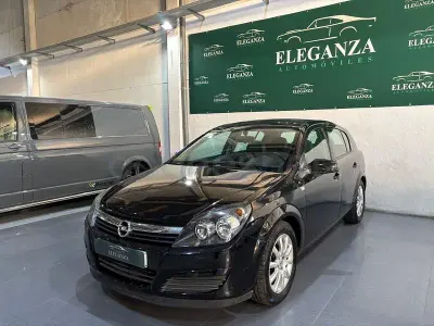 Usado Opel Astra Essentia 90 CV (66 kW) 2005 Negro Berlina