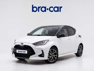 Usado Toyota Yaris Hybrid Style 116 CV (85 kW) 2022 Blanco Berlina