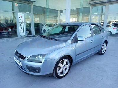 Begagnad Ford Focus Ghia 115 HK (84 kW) 2006 Blå Sedan