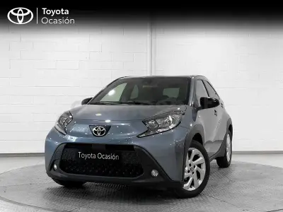 Usado Toyota Aygo X Play 72 CV (52 kW) 2024 Gris / plata SUV