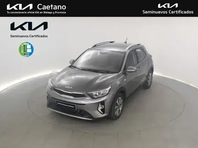 Usado Kia Stonic 100 CV (73 kW) 2024 Gris / plata SUV