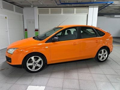Usado Ford Focus Trend 90 CV (66 kW) 2005 Naranja