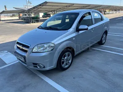 Usado Chevrolet Aveo LT 101 CV (74 kW) 2011 Gris / plata Berlina