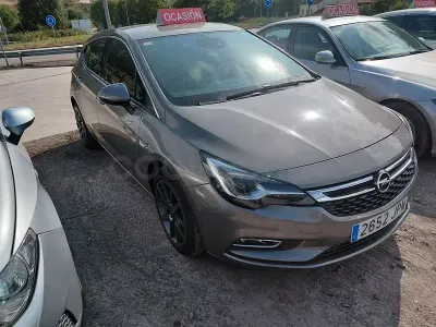 Usado Opel Astra Dynamic 160 CV (117 kW) 2016 Gris / plata Berlina