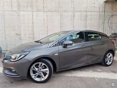 Usado Opel Astra Excellence 110 CV (80 kW) 2017 Gris / plata Berlina