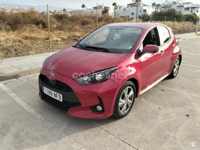 Nuevo Toyota Yaris Hybrid Active 116 CV (85 kW) 2025 Granate Berlina