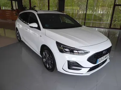 Begagnad Ford Focus ST-Line 155 HK (114 kW) 2023 Vit Kombi