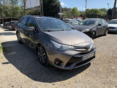 Usado Toyota Avensis Business Edition 143 CV (105 kW) 2017 Amarillo Familiar